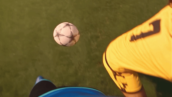 Participante vive experiência Cinema AI 4D da Record no Maximídia 2026, com efeitos sensoriais, vídeo personalizado e inteligência artificial desenvolvida pela Phygital Solutions.