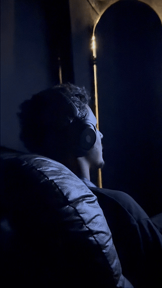 Participante vive experiência Cinema AI 4D da Record no Maximídia 2026, com efeitos sensoriais, vídeo personalizado e inteligência artificial desenvolvida pela Phygital Solutions.