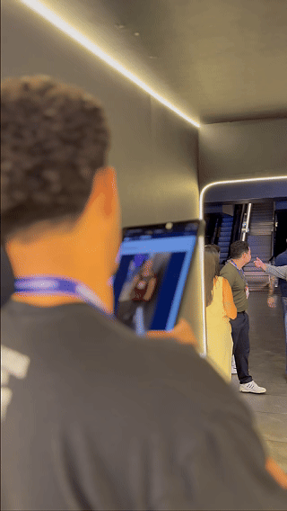 Participante vive experiência Cinema AI 4D da Record no Maximídia 2026, com efeitos sensoriais, vídeo personalizado e inteligência artificial desenvolvida pela Phygital Solutions.
