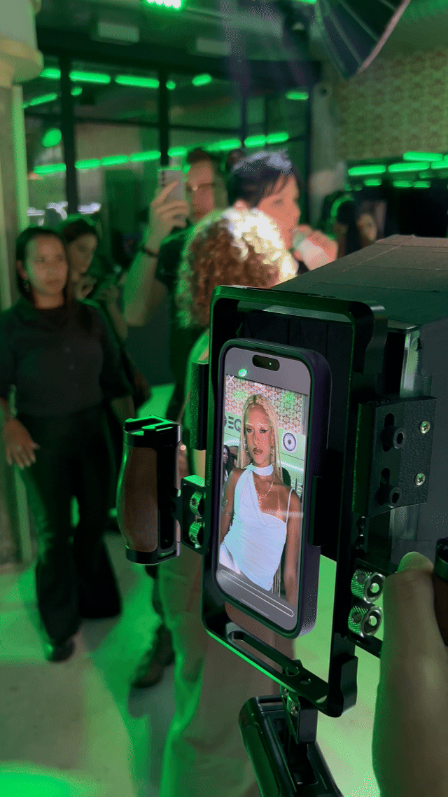 Participante sendo filmado por produtor utilizando o Câmera Sign durante ativação do Spotify EQUALS, com captação guiada e geração de vídeo em tempo real dentro do evento.