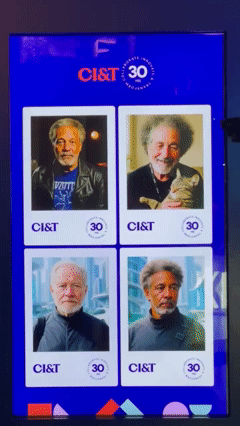Público interage com totem AI Booth na ativação da CI&T na FEBRABAN. Participante escolhe como se imagina no futuro e recebe foto personalizada com tecnologia de inteligência artificial.