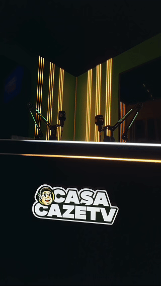 Cabine de Narração Casa CazéTV com torcedor gravando sua própria narração esportiva em uma experiência interativa desenvolvida pela Phygital Solutions em parceria com a TM1.
