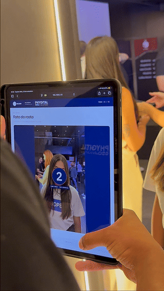 Participante vive experiência Cinema AI 4D da Record no Maximídia 2026, com efeitos sensoriais, vídeo personalizado e inteligência artificial desenvolvida pela Phygital Solutions.