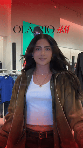 Participantes interagem com ativação Câmera Sign durante a inauguração da loja H&M no Shopping Rio Sul, criando vídeos personalizados com assinatura digital diretamente na lente da câmera.
