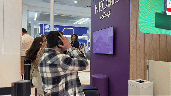 Participante responde ao Quiz Neosil Attack, desenvolvido pela Phygital Solutions para a US.K no Teraderm 2026.