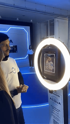 Participante utiliza o AI Booth da Sabesp no SP2B 2026 e recebe uma fotografia personalizada por int