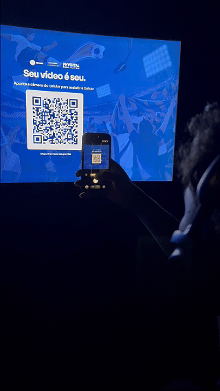 Participante vive experiência Cinema AI 4D da Record no Maximídia 2026, com efeitos sensoriais, vídeo personalizado e inteligência artificial desenvolvida pela Phygital Solutions.