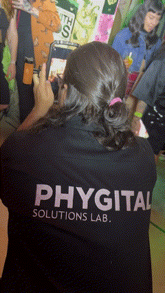 Convidados do evento Jameson + Samba registram momentos especiais na Capture Booth da Phygital Solutions, recebendo fotos estilo polaroid.