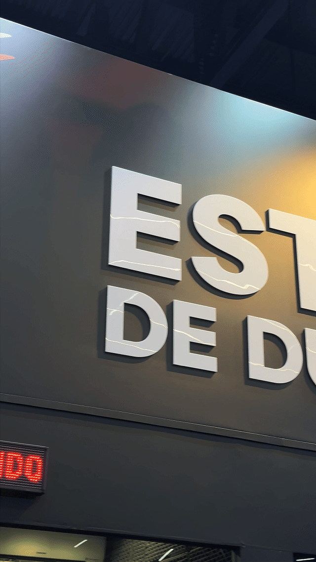 Fãs participam da experiência de dublagem anime no estande da Crunchyroll na CCXP