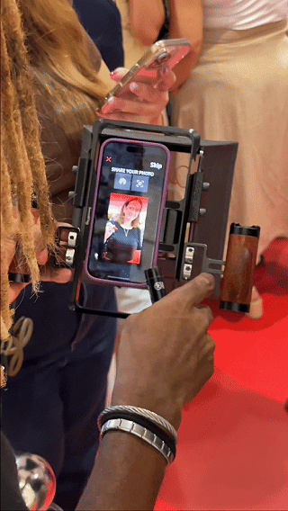 Participantes interagem com ativação Câmera Sign durante a inauguração da loja H&M no Shopping Rio Sul, criando vídeos personalizados com assinatura digital diretamente na lente da câmera.