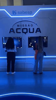 Participantes jogam o Missão Acqua, game desenvolvido pela Phygital Solutions para a Sabesp no SP2B 