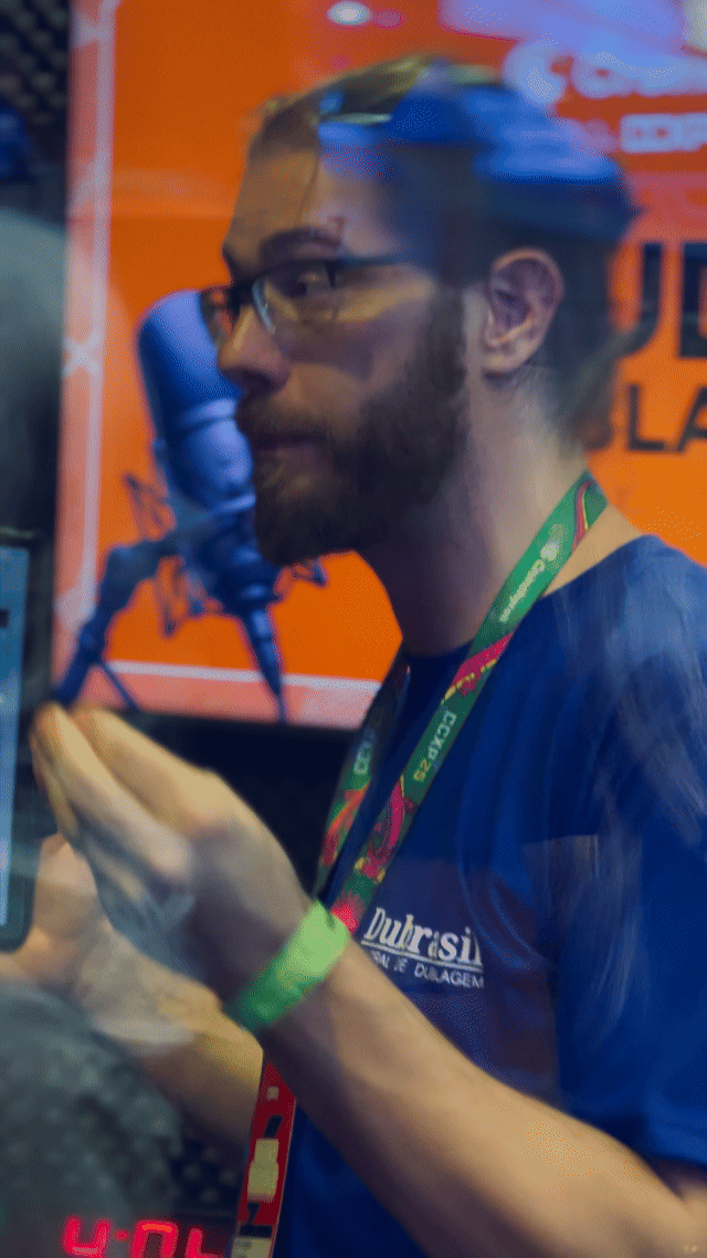 Fãs participam da experiência de dublagem anime no estande da Crunchyroll na CCXP