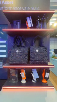 Participante interage com totem touchs Phygital Solutions em jogo de memória educativo do Itaú no XP Expert. A ativação premia de acordo com o desempenho e exibe conteúdos explicativos sobre investimentos durante a partida.