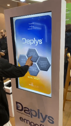 Participante interage com o Genius personalizado pela Phygital Solutions para a EMS durante o CBEM 2