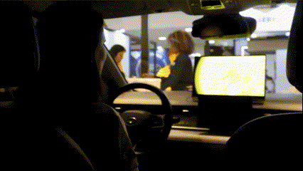 Visitantes exploram o BYD D1 em uma ativação interativa da Phygital Solutions & Agência FUN, com IA integrada à central multimídia do veículo