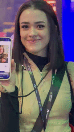 Público interage com totem AI Booth na ativação da CI&T na FEBRABAN. Participante escolhe como se imagina no futuro e recebe foto personalizada com tecnologia de inteligência artificial.