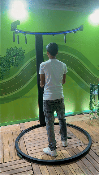 Participante testa velocidade e reflexos no Reaction Ring personalizado pela Phygital Solutions para
