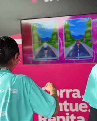Participantes interagem com ativações da Livelo EcoRun desenvolvidas pela Phygital Solutions, incluindo disputa no Fast Feet e vídeo personalizado com assinatura no Camera Sign.