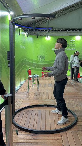 Participante testa velocidade e reflexos no Reaction Ring personalizado pela Phygital Solutions para