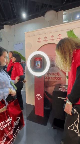 Participante utiliza o AI Booth da Bradesco Seguros e aparece em um ponto turístico do Rio de Janeir