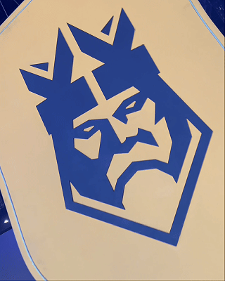 Participante interagindo com o Reaction Ring na Kings League Brazil, ativação desenvolvida pela Phygital Solutions em parceria com a Wizard e a agência Arsenal, onde reflexos e agilidade são testados em uma dinâmica interativa com estímulos luminosos em tempo real.