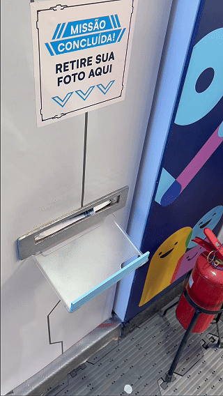 Participantes utilizam a ativação AI Booth no estande da Sabesp durante a SP Innovation Week 2026, realizando capturas fotográficas transformadas por inteligência artificial com impressão instantânea e conteúdos personalizados.