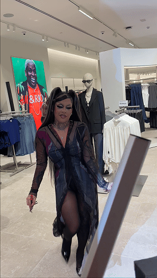 Participantes interagem com ativação Câmera Sign durante a inauguração da loja H&M no Shopping Rio Sul, criando vídeos personalizados com assinatura digital diretamente na lente da câmera.