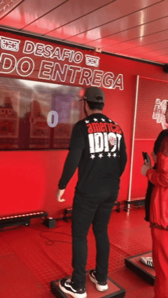 Visitantes jogam Modo Entrega e Duelo Mercado no Stand Bar do iFood, com tablets controlando estoque e prêmios.