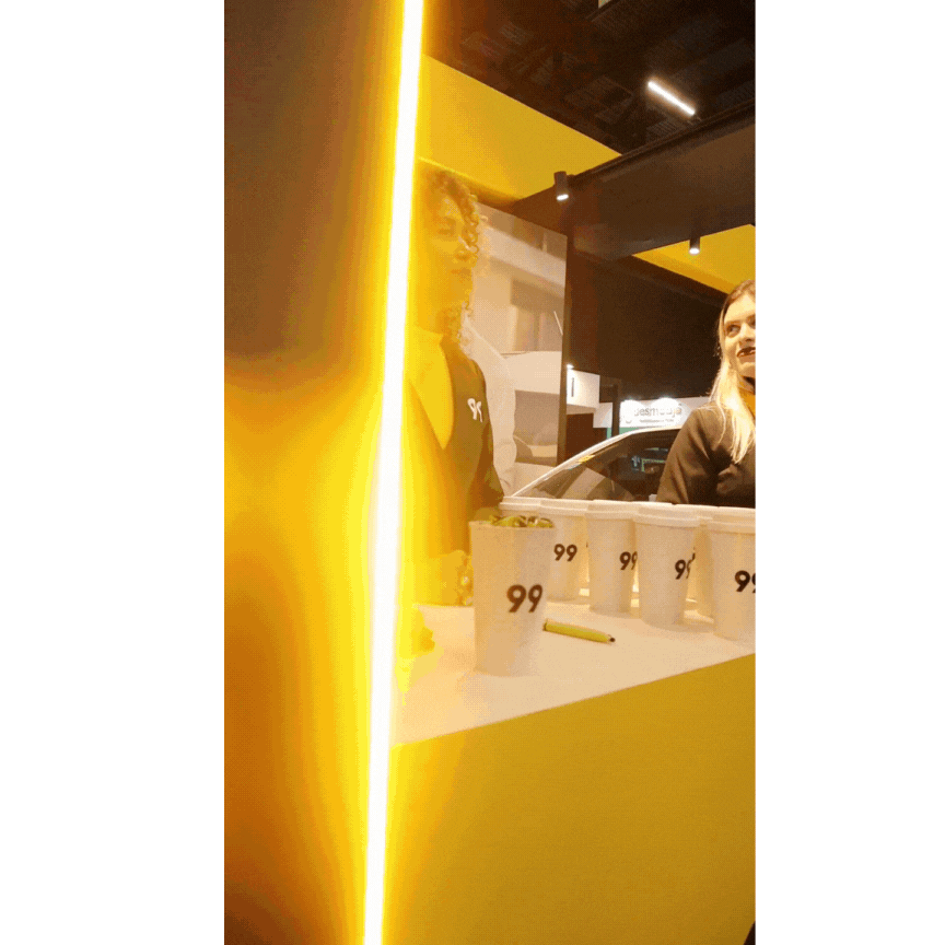 Visitantes exploram o BYD D1 em uma ativação interativa da Phygital Solutions & Agência FUN, com IA integrada à central multimídia do veículo