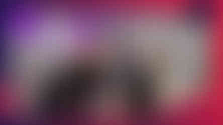 Visitantes interagem com o Capture Booth da Phygital Solutions no estande da Siprocal durante o ProXXIma 2024; a ativação captura imagens em tempo real com tecnologia de ponta em um ambiente imersivo e futurista.