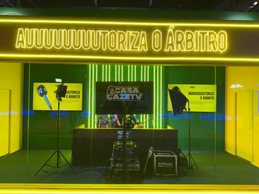 Cabine de Narração Casa CazéTV com torcedor gravando sua própria narração esportiva em uma experiência interativa desenvolvida pela Phygital Solutions em parceria com a TM1.