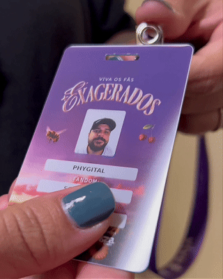 Pessoa interagindo com totem digital em loja da Vivo, realizando cadastro e tirando foto para geração de card personalizado impresso na hora durante ação pré-Lollapalooza.