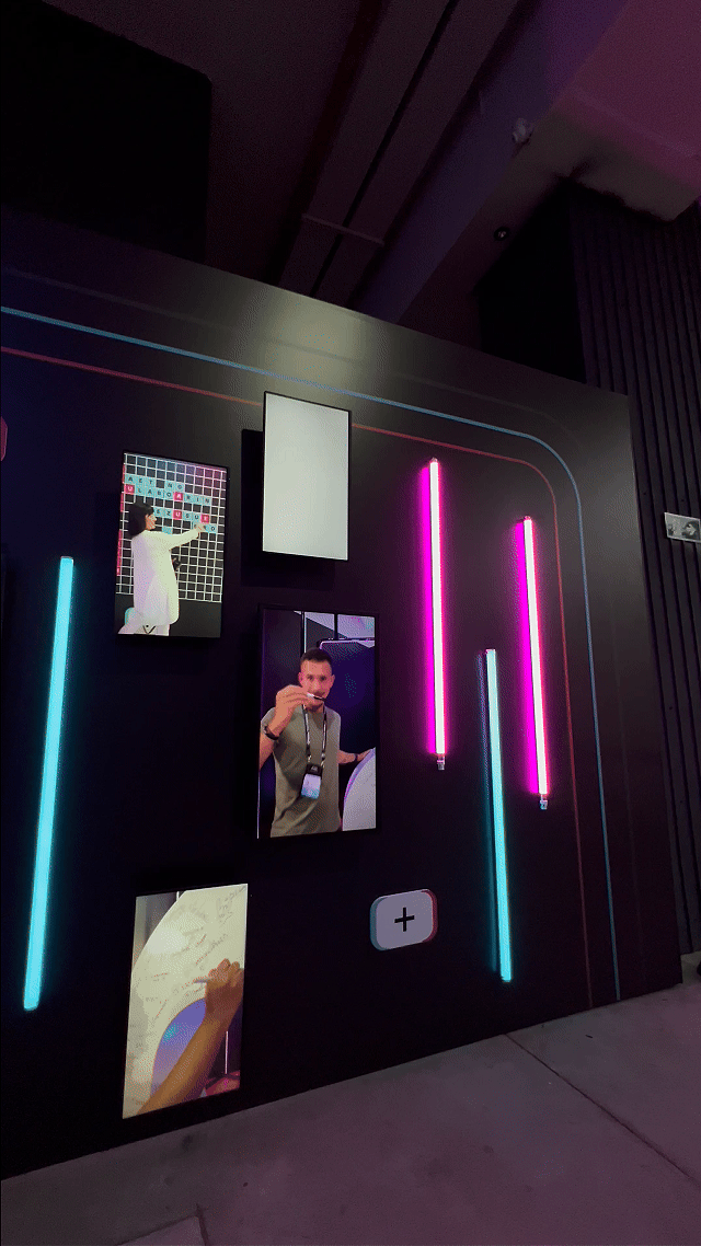 Participantes do evento TikTok para Criadores 2025 interagem com Roaming Booths da Phygital Solutions; vídeos gravados são exibidos em looping em uma Social Wall, criando engajamento contínuo durante o evento no Komplexo Tempo.