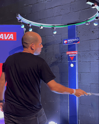 Participante interagindo com o Reaction Ring na Kings League Brazil, ativação desenvolvida pela Phygital Solutions em parceria com a Wizard e a agência Arsenal, onde reflexos e agilidade são testados em uma dinâmica interativa com estímulos luminosos em tempo real.