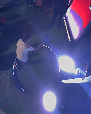 Participante interagindo com o Reaction Ring na Kings League Brazil, ativação desenvolvida pela Phygital Solutions em parceria com a Wizard e a agência Arsenal, onde reflexos e agilidade são testados em uma dinâmica interativa com estímulos luminosos em tempo real.