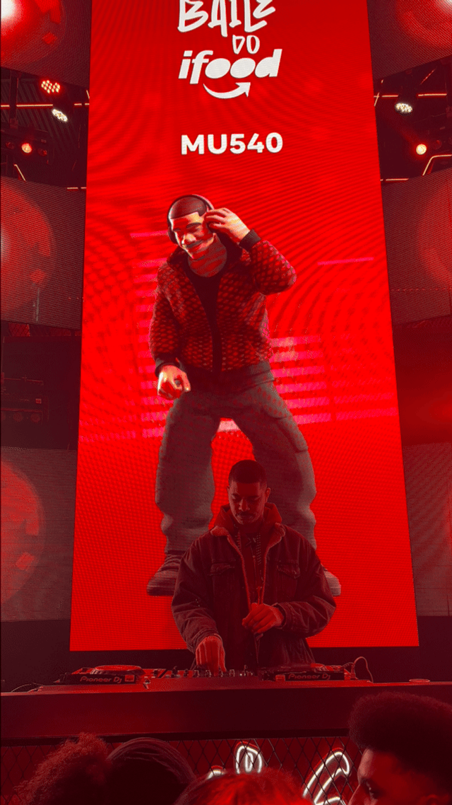 Visitante participa da ativação AI Booth, onde inteligência artificial cria avatares e vídeos personalizados no estande do iFood no The Town 2025.