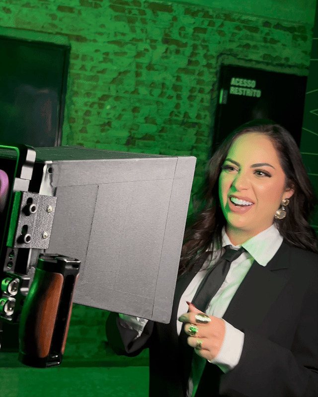 Participante sendo filmado por produtor utilizando o Câmera Sign durante ativação do Spotify EQUALS, com captação guiada e geração de vídeo em tempo real dentro do evento.