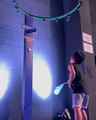 Participante interagindo com o Reaction Ring na Kings League Brazil, ativação desenvolvida pela Phygital Solutions em parceria com a Wizard e a agência Arsenal, onde reflexos e agilidade são testados em uma dinâmica interativa com estímulos luminosos em tempo real.