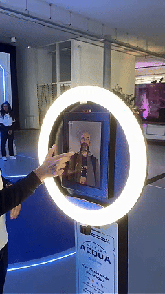 Participante utiliza o AI Booth da Sabesp no SP2B 2026 e recebe uma fotografia personalizada por int