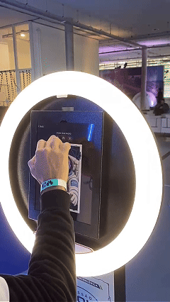 Participante utiliza o AI Booth da Sabesp no SP2B 2026 e recebe uma fotografia personalizada por int