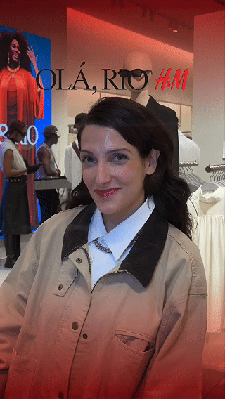 Participantes interagem com ativação Câmera Sign durante a inauguração da loja H&M no Shopping Rio Sul, criando vídeos personalizados com assinatura digital diretamente na lente da câmera.