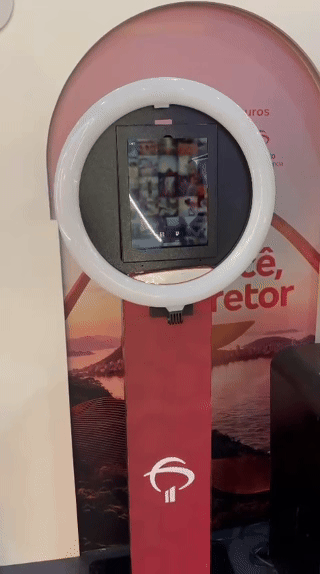 Participante utiliza o AI Booth da Bradesco Seguros e aparece em um ponto turístico do Rio de Janeir