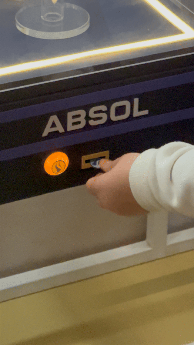 Visitantes interagem na ativação Pokémon Company | BGS 2025 – Experiência Megaevolução. Totens digitais da Phygital Solutions exibem o processo de escolha do Pokémon e da Mega Evolução, com público participando, cartões personalizados e iluminação temática do estande.