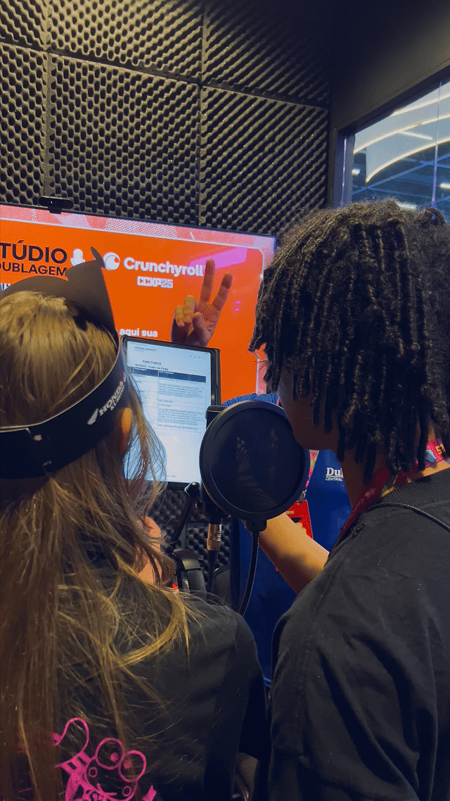 Fãs participam da experiência de dublagem anime no estande da Crunchyroll na CCXP