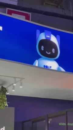 Público interage com totem AI Booth na ativação da CI&T na FEBRABAN. Participante escolhe como se imagina no futuro e recebe foto personalizada com tecnologia de inteligência artificial.