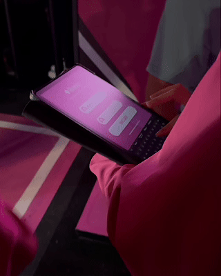 Participantes interagem com ativações da Livelo EcoRun desenvolvidas pela Phygital Solutions, incluindo disputa no Fast Feet e vídeo personalizado com assinatura no Camera Sign.