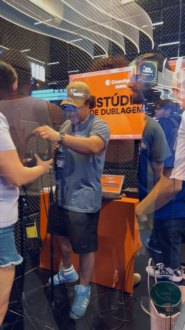 Fãs participam da experiência de dublagem anime no estande da Crunchyroll na CCXP