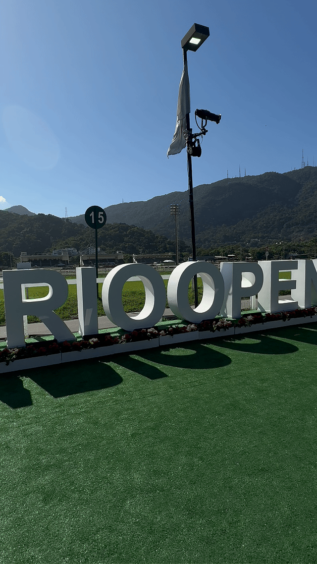 Ativação Reaction Ring no espaço da EMS durante o RIO OPEN 2026, com participante dentro da estrutura semicircular interativa enquanto o público acompanha ao redor em ambiente de evento esportivo.