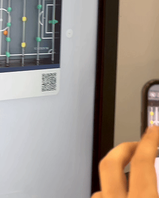 Mesa de Pebolim AI Phygital em ambiente de evento, com visual esportivo inspirado na Copa do Mundo e experiência interativa com inteligência artificial.