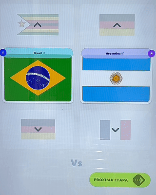 Mesa de Pebolim AI Phygital em ambiente de evento, com visual esportivo inspirado na Copa do Mundo e experiência interativa com inteligência artificial.
